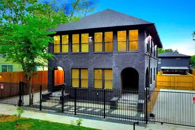 Image de ⭐️Charcoal Serenity Retreat⭐️HotTub⭐️10br⭐️10. 5 Bathrooms⭐️Fully Gated w/ Pkng⭐️