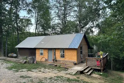 Image de Comfy cabin near hocking hills with hidden spare bedroom, pet friendly