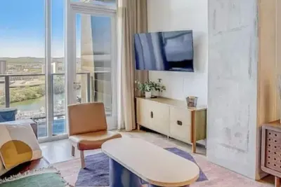 Image de Downtown Austin Luxury Condo\nFLOOR 20 • 2 Bed 1. 5 Bath • 1036 ft² \/ 96 m²