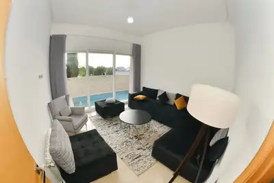 Image de Villa indépendante en ville avec piscine privée