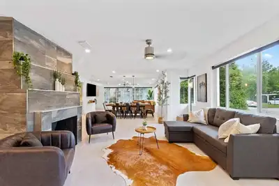 Image de 🐊 Chomp House 🏈 - 0. 8m to Stadium, Pool, Sleeps 16, Mini Golf, Huge Tv