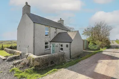 Image de Tregynrig Bach, pet friendly, with hot tub in Cemaes Bay