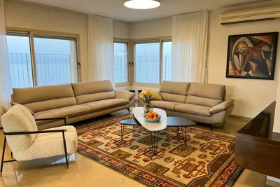 Image de sea view penthouse with 3 floors and an hot tub! can host up to 15 people. \n