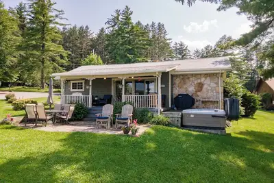 Image de Dog Friendly Cottage w/ Dock & Shuffleboard
