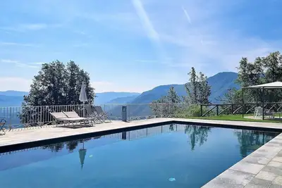 Image de Molazzana! idéal pour les grands groupes, piscine privée, vue, restaurant à pied.