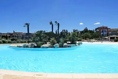 Image de Les Marines De Gassin, plage à pied et piscine lagon