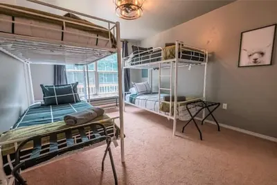 Image de Cozy home w/huge deck, hot tub, firepit & more! \n