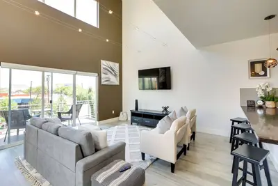 Image de < 2 Mi to Dtwn: Reno Gem w/ Rooftop Patio!