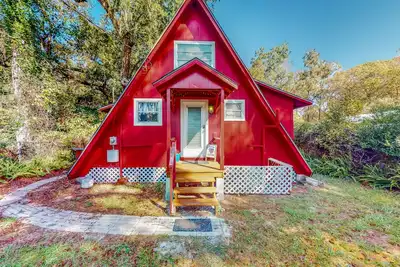 Image de Adorable A-Frame with riverfront yard, fishing pier, & firepit