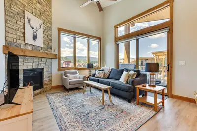 Image de Mountain-View Fraser Condo w/ Balcony + Hot Tub!