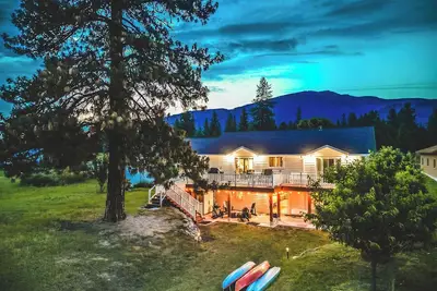 Image de Picturesque Riverfront Getaway with Striking Views