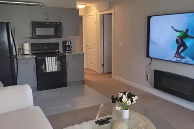 Image de Cozy 2-bedroom Home with indoor fireplace\n