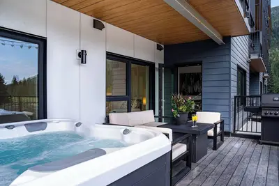 Image de Infinity Ridge - Luxurious modern condo with stunning views.