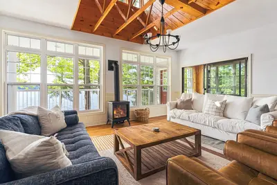 Image de Muskoka Waterfront Cottage w/ Hot Tub, Wi-Fi & Ac (Pet-Friendly! )