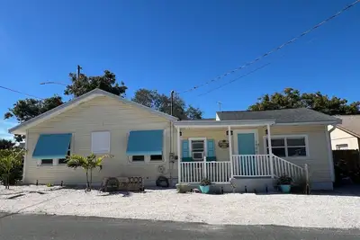 Image de 1000 Oaks Cottage- 3 Bed\/2 Bath with Hot Tub & short walk to Downtown Dunedin