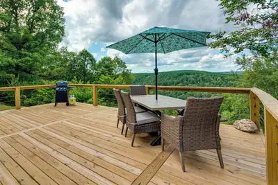 Image de Searcy Vacation Rental w/ Deck & Water Views!