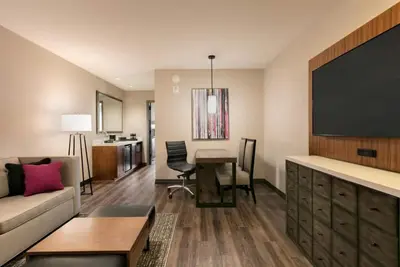 Image de Prime Location! 4 Convenient Units, Pool, Free Parking, Free Breakfast!