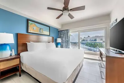 Image de Luxury Oceanfront Hotel in St. Maarten! Swimming Pool, Free Parking, Kitchen!