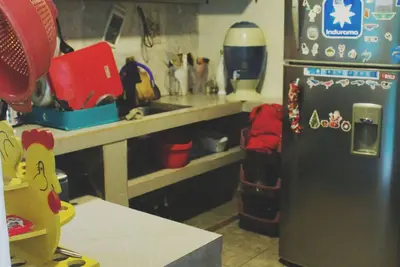 Image de 5 minutos de baños, departamento acogedor con sala familiar, comedor y cocina.