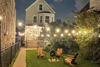 Image de Perfect 4 Bedroom + 2 Bath unit on 2 separate floors, Free parking, Cubs