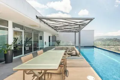 Image de Cozy Space w/ Rooftop Pool + Gym