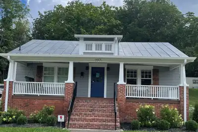 Image de Recently updated Park Street Cottage with garage in Downtown Greeneville, Tn.