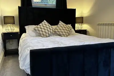Image de king size bed apartment close to town center