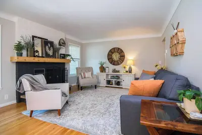 Image de Entire Home in Minneapolis by Airport  & Mall of America!