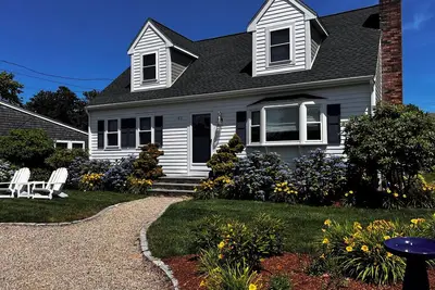Image de Bright and Meticulous Dennis Port Home, just a 10 minute walk to the Beach!