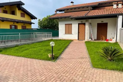 Image de 2-story house and courtyard, Lake Major area