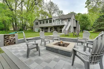 Image de Game Room & Fire Pit: Canal-Front Commerce Home