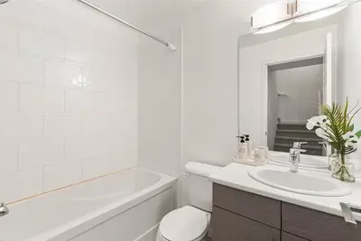 Image de Quiet, modern, stylish, 1 King size & 2Queen beds, central location, parking