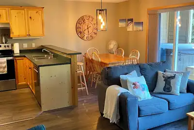 Image de Fernie Ski-In Condo, 2 bed, 2 bath, with private hot tub and Bbq.