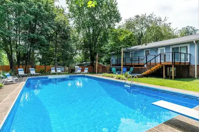 Image de 4br 3bath 9 beds! Pool, hot tub, movie room, oasis in Lex