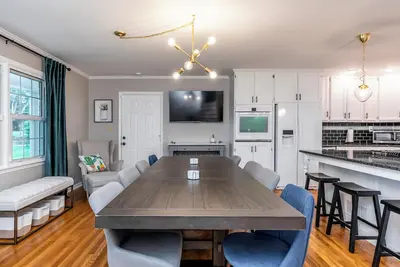 Image de 3 Br 2 bath 5 beds! sleeps 8. Pool, hot tub oasis in Lex