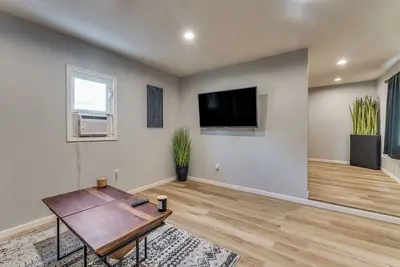 Image de \"Stylish Oasis: Modern Comfort!