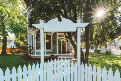 Image de Artsy Downtown Historical House: Steps to Shakespeare