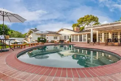 Iconic Exeter Blvd, 6 Bedroom, Heated Pool