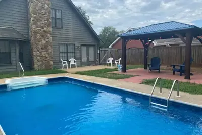 Image de Montgomery Hidden Haven W/ Pool Wi-Fi Roku TVs Great Neighborhood