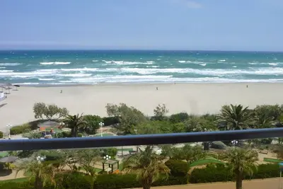 Image de Deux-pièces face mer rénové avec parking, loggia, et équipements modernes, à Canet-en-Roussillon