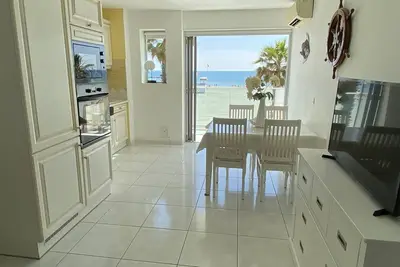 Image de Appartement 2 pièces rénové avec vue mer, climatisation et balcon, proche commerces