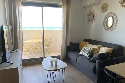 Image de Deux-pièces rénové avec climatisation et parking à 300m de la plage