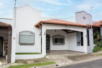 Image de Luxe Oasis w/ Pool/2br/parking & Sports Courts