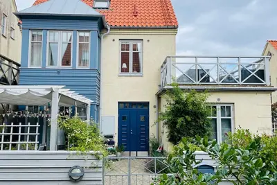Image de Townhouse in tranquil surroundings by the sea.