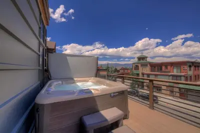 Image de Steps to Frisco Main St • Private Hot Tub • Elevator • Modern Mountain Luxury