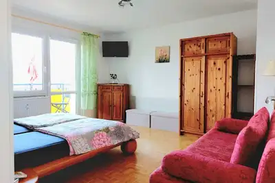 Image de Bright Apartment with Balcony at the Big Garden Near City Center