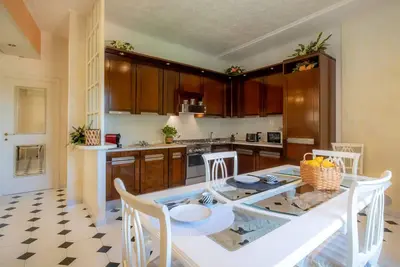 Three-room apartment with sunrise view from the sea
