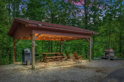 Image de Rustic Luxury with outdoor living and fire pit