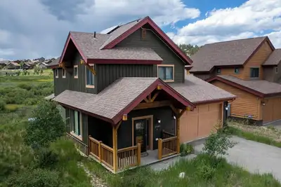 Image de Private 3 bed home, mountain views, pets allowed