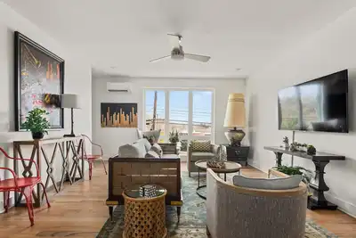 Image de \"Funky Town #10\" 3 bedroom -sleeps 9 -15 minutes from Nashville